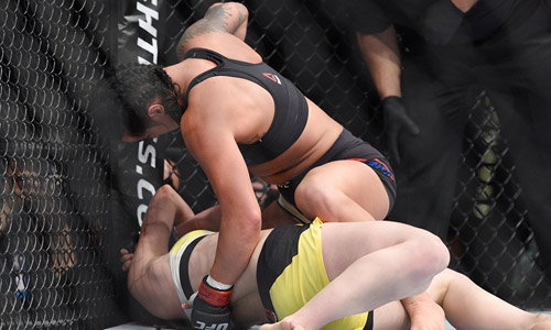 Ra mắt UFC, đả nữ xinh đẹp bị "vùi hoa dập liễu" - 1