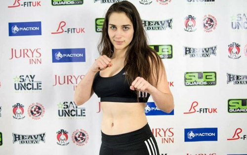 Ra mắt UFC, đả nữ xinh đẹp bị "vùi hoa dập liễu" - 3