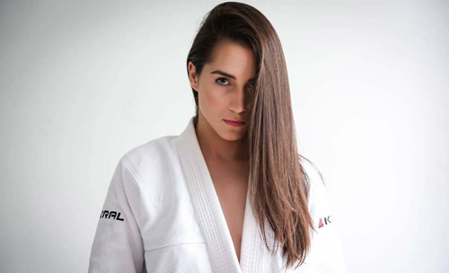 Ra mắt UFC, đả nữ xinh đẹp bị "vùi hoa dập liễu" - 4