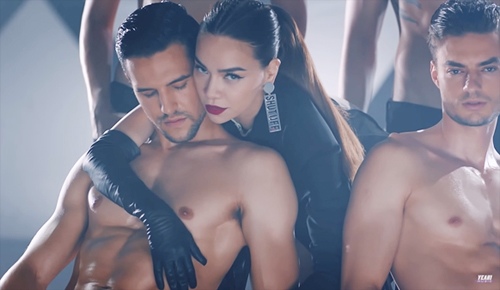 Xốn mắt xem Hà Hồ gợi tình, lả lơi bên dàn trai đẹp 6 múi - 1