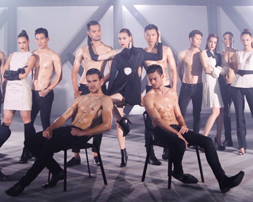 Xốn mắt xem Hà Hồ gợi tình, lả lơi bên dàn trai đẹp 6 múi - 3