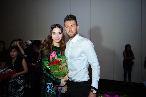 Xốn mắt xem Hà Hồ gợi tình, lả lơi bên dàn trai đẹp 6 múi - 6