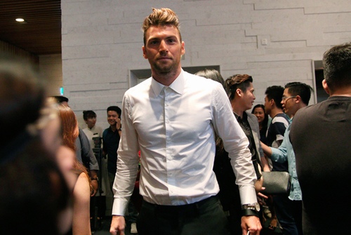 Xốn mắt xem Hà Hồ gợi tình, lả lơi bên dàn trai đẹp 6 múi - 7