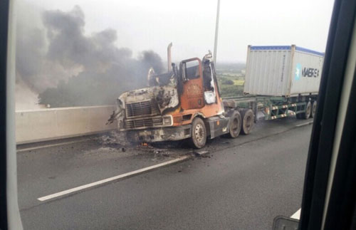 Container cháy trên cao tốc, tài xế đạp cửa thoát thân - 2