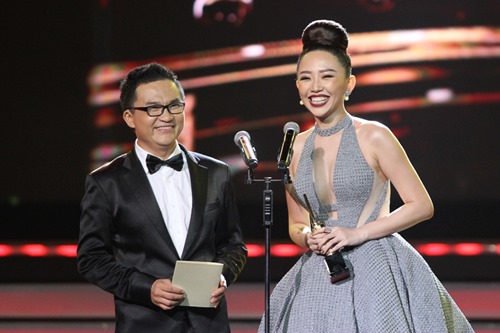 Tóc Tiên hở bạo trên sóng truyền hình - 3