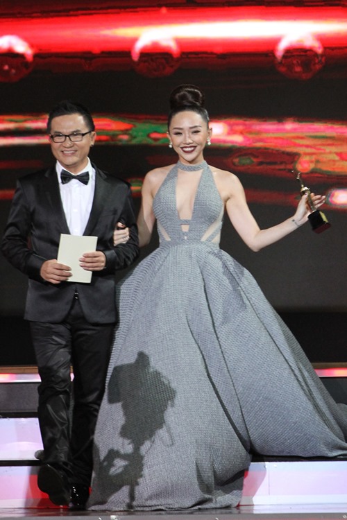 Tóc Tiên hở bạo trên sóng truyền hình - 2