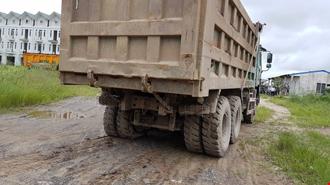 Bắt quả tang đoàn xe chở đất thải vào khu dự án nhà ở - 2