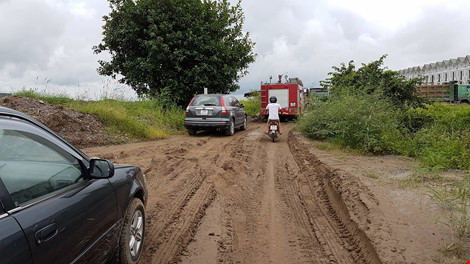 Bắt quả tang đoàn xe chở đất thải vào khu dự án nhà ở - 3