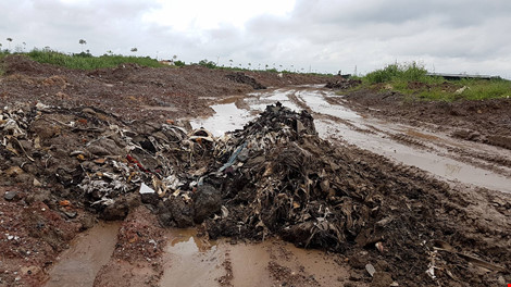 Bắt quả tang đoàn xe chở đất thải vào khu dự án nhà ở - 4