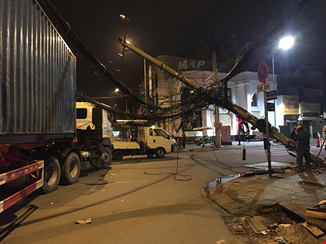 Hãi hùng container vướng dây cáp, kéo đổ hai cột điện - 1