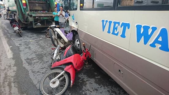 Ô tô cuốn hàng loạt xe máy vào gầm,