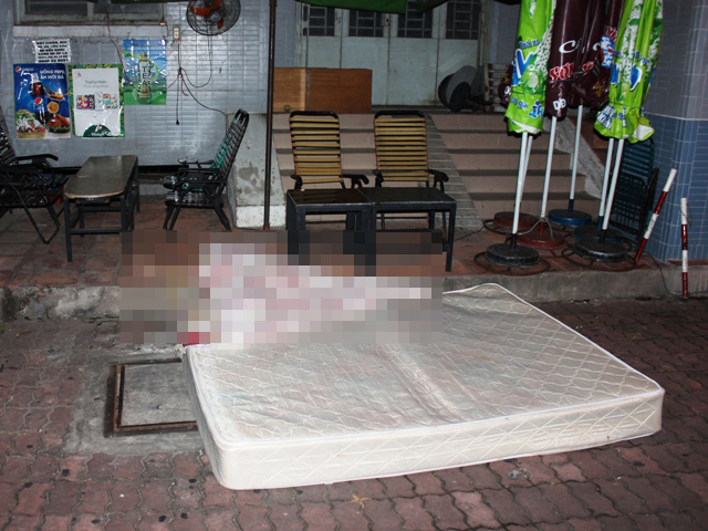 Đứng trên lan can tầng 11 dọa tự tử, cô gái rơi xuống đất - 1