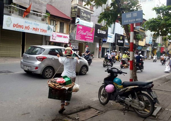 HN: Người đàn ông bị chém trọng thương cạnh trụ sở CA - 1