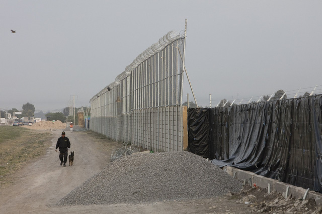 Tỷ phú TQ bị cáo buộc "găm" 1 tấn nhôm ở sa mạc Mexico - 1