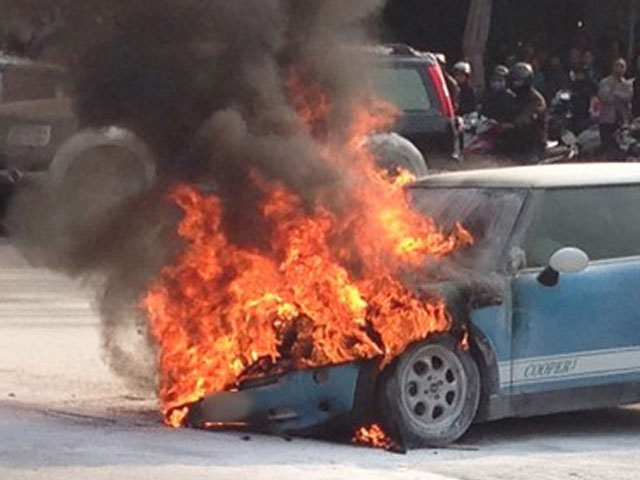 Cháy ô tô tại sân bay Nội Bài, tài xế tử vong - 1