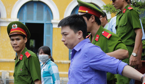 Bênh vợ, chồng vượt biển về giết người - 1