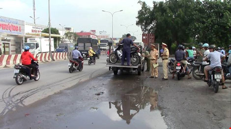 Tránh vũng nước, cô gái trẻ bị container cán tử vong - 1