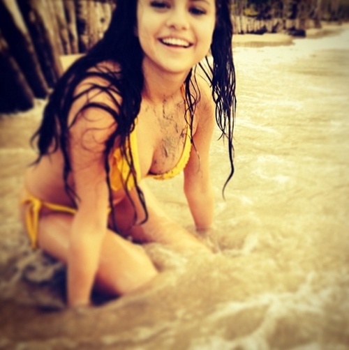 Diện bikini, Selena Gomez cũng sexy chẳng kém ai! - 3