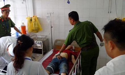 Kẻ ngáo đá cướp hàng loạt xe, lao như điên trên đường - 1