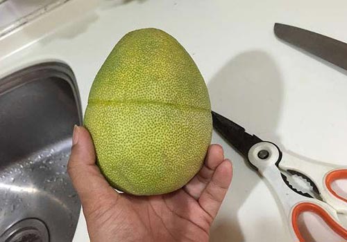 Mẹo bóc bưởi tuyệt hay khiến chị em "mắt tròn mắt dẹt" - 1