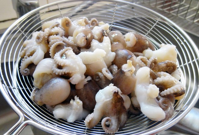 Cách sơ chế mực ống và bạch tuộc nhanh, đơn giản - 1