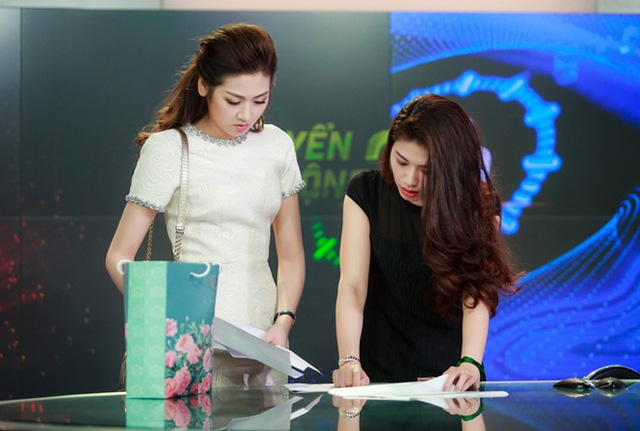 Á hậu Tú Anh ngày càng gợi cảm từ khi làm MC - 2