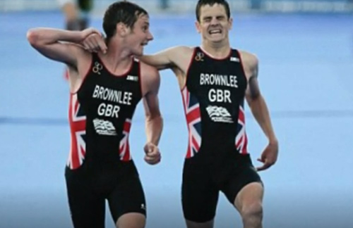 Cảm động: Anh bỏ HCV để dìu em trai cán đích - 1