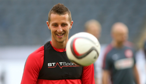 Hy hữu: Fan được cứu sống nhờ bị sút bóng vào đầu - 1