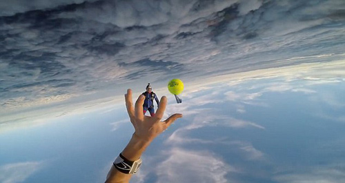 Không tưởng: Nhảy dù chơi tennis ở độ cao 4.000m - 3