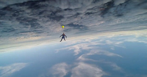 Không tưởng: Nhảy dù chơi tennis ở độ cao 4.000m - 2