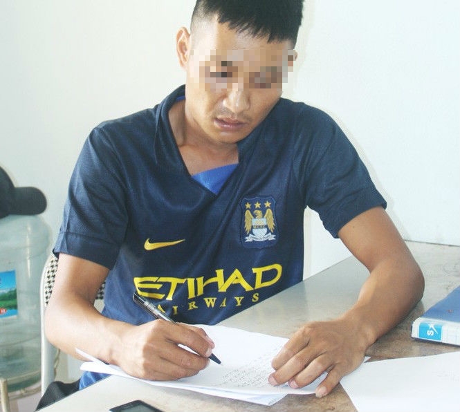 Chồng “ngáo đá” nhốt vợ rồi dùng dùi cui điện khống chế - 1