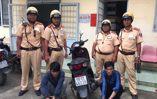 CSGT nhảy xuống đầm lầy truy bắt cướp - 1