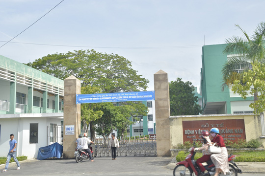 Đánh vỡ đầu nam sinh rồi chở đến bỏ trước phòng cấp cứu - 1