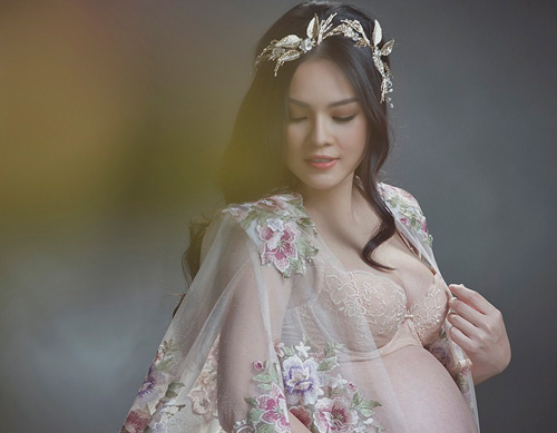 Dương Cẩm Lynh mặc xuyên thấu khoe bụng bầu 9 tháng - 2