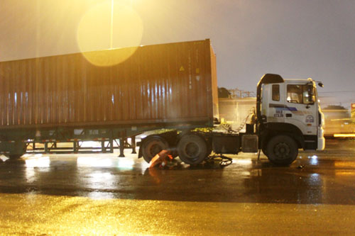 Mẹ ngất lịm nhìn con trai bất động dưới gầm container - 1