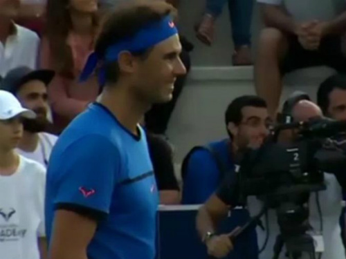 Hành động đẹp: Nadal dừng trận đấu, giúp tìm trẻ lạc - 1