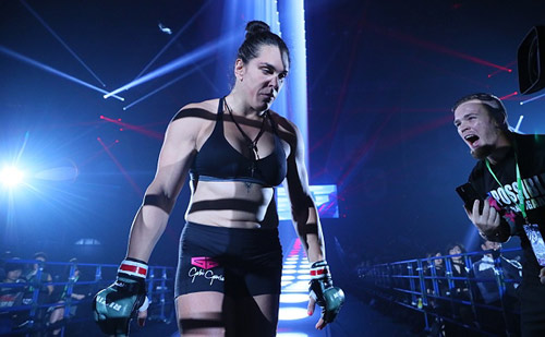 MMA: "Quái nữ khồng lồ" hạ đối thủ trong nháy mắt - 2