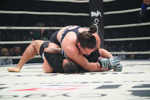 MMA: "Quái nữ khồng lồ" hạ đối thủ trong nháy mắt - 4