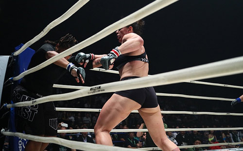 MMA: "Quái nữ khồng lồ" hạ đối thủ trong nháy mắt - 3