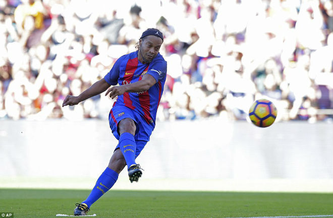 Ronaldinho diễn "ảo thuật", huyền thoại MU hóa "trẻ con" - 3