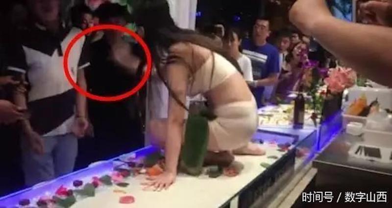 Bị sàm sỡ, mẫu bán nude trên bàn tiệc sushi xô xát với khách - 4