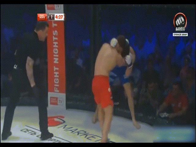 Khó tin MMA: Dính 30 quyền cước vẫn đứng im