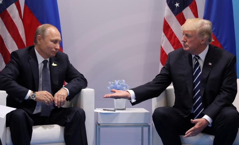 Vì sao Trump bắt tay Putin theo cách đặc biệt này? - 2