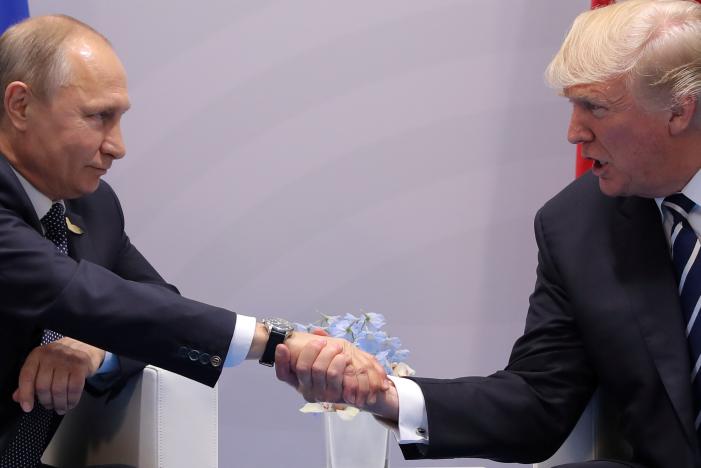 Vì sao Trump bắt tay Putin theo cách đặc biệt này? - 3