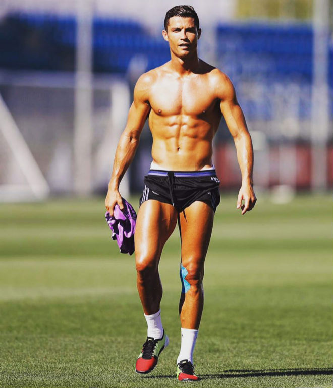 Ronaldo "xả hơi" tới bến với bồ xinh, yên chí ở lại Real - 2