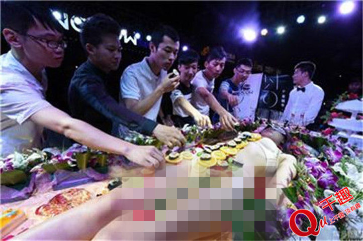 Mẫu nude tiệc sushi khổ sở vì khách dùng đũa sàm sỡ - 5