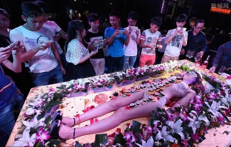Mẫu nude tiệc sushi kể về nỗi tủi hổ, chua chát nhất cuộc đời - 2