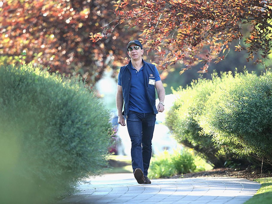 Tỷ phú Jeff Bezos: Sáng dậy không cần báo thức, tối về rửa bát cho vợ - 14