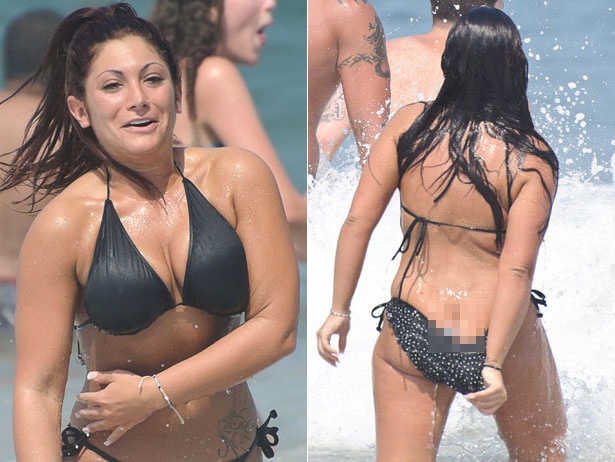 Sao dở khóc dở cười vì sự cố bikini khi nô đùa sóng biển - 6