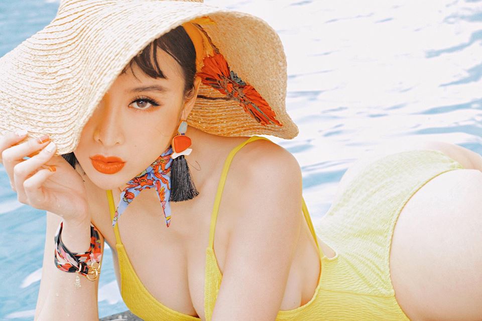 Angela Phương Trinh mặc bạo, lộ đùi phốp pháp khó tin - 10